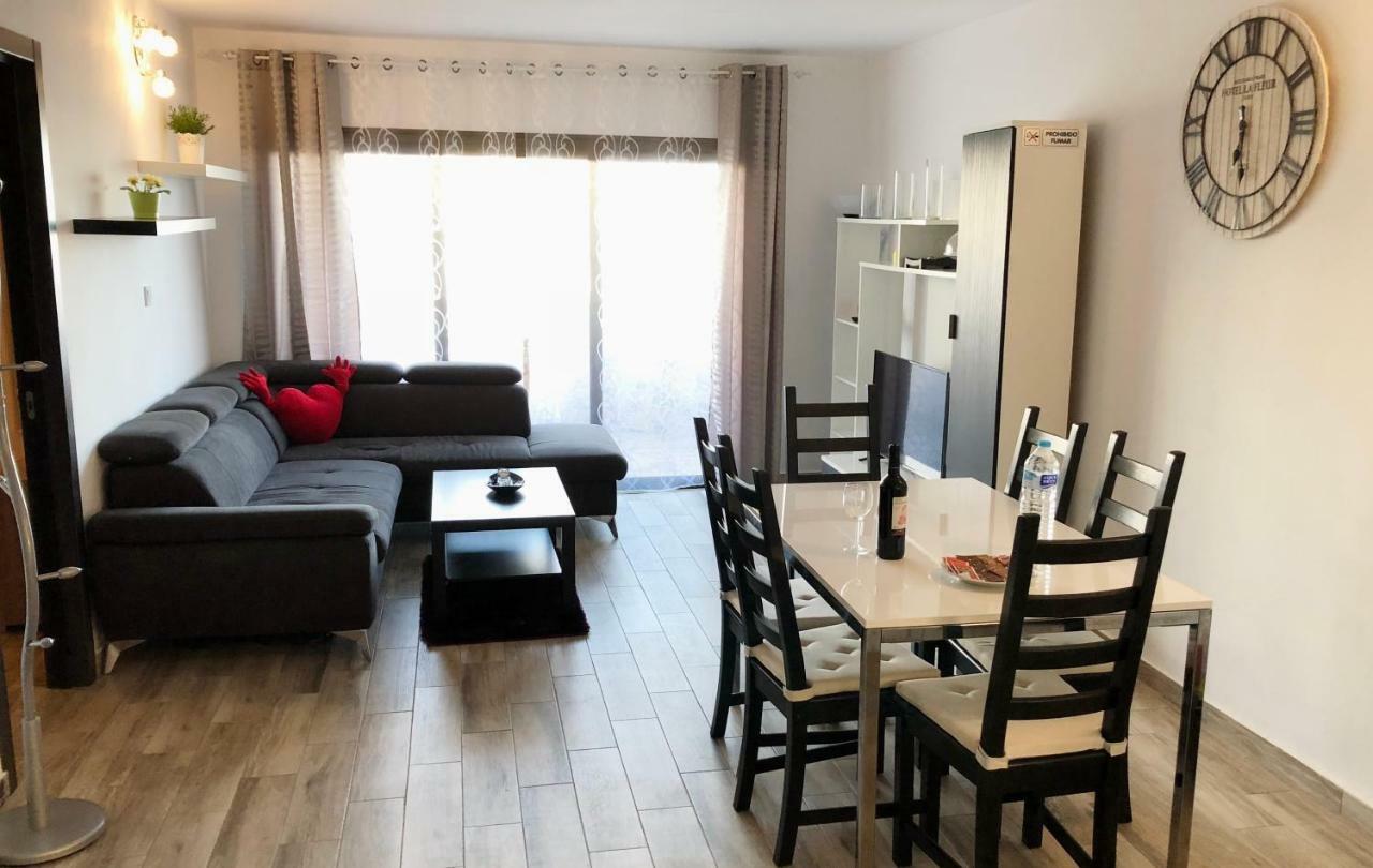 Luxury 2 Bedroom Apt 50 M From Beach Mogan Exterior photo
