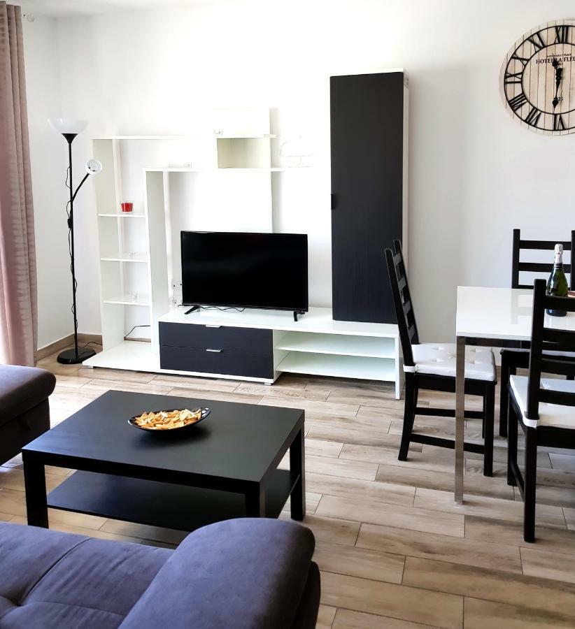 Luxury 2 Bedroom Apt 50 M From Beach Mogan Exterior photo