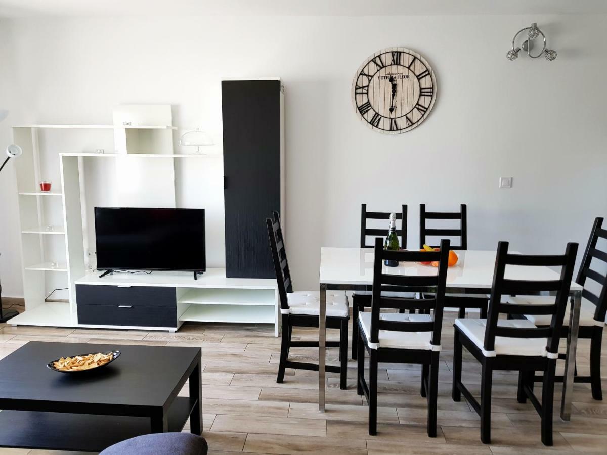 Luxury 2 Bedroom Apt 50 M From Beach Mogan Exterior photo